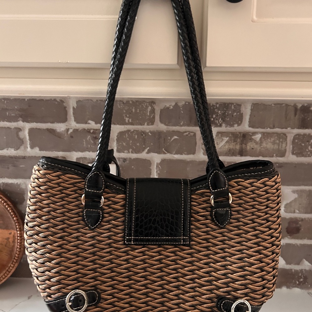 SOLD
VINTAGE!!!! Brighton Woven Tan and Black Shoulder Bag with Heart Charm - Picture 5 of 13